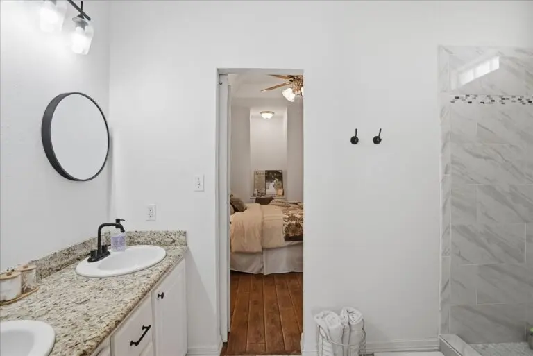 24_e96cb62d-deb8-4f3f-8a9e-1bb6c75494d6